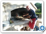 Niko beim Grillen fr die Gste