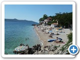 Strand in Moscenicka Draga im Hintergrund die Insel Cres